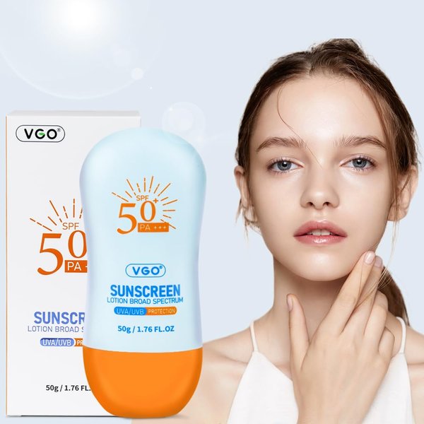 Sunscreen for Face SPF 50, Hydrating Sun Essence Face Sunscreen Leaves No Sticky Feeling Travel Size Sunscreen Against UVA and UVB Rays 50g / 1.76oz