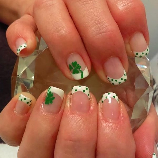 St. Patrick’s Day Press on Nails Short French Tip Fake Nails Green False Nails with Shamrock Designs Acrylic Artificial Nails Lucky March 17th Nail Decorations for Women Girls