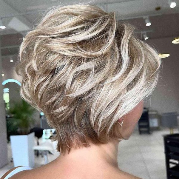 Jolelyne Short Ombre Blonde Highlight Wig for White Women Pixie Cut Wig Fluffy Light Brown Mix Honey Blonde Highlight Layered Natural Side Part Curly Wigs Synthetic Pixie Cut Curtain Bangs Bob Wig